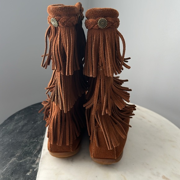 Minnetonka Fringe Leather Boots for Girls, Size 4 - Picture 5 of 12